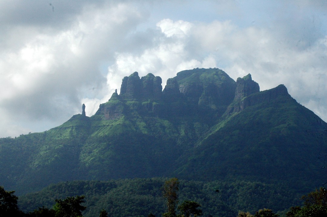 Mahuli_Fort_From_Pivali_End